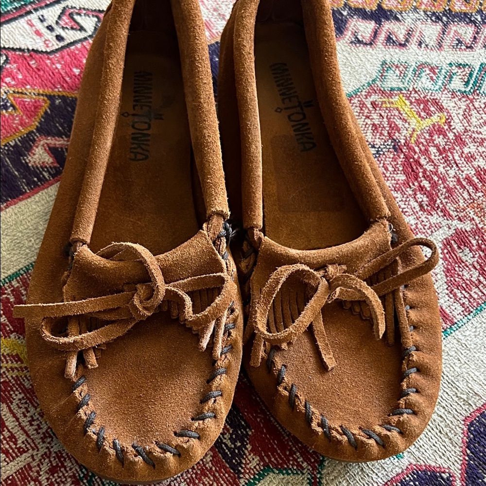 Minnetonka Tan Suede Moccasins with Fringe size 6 like new - Picture 6 of 9